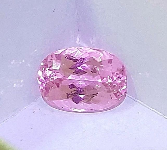 14.04CT Natural Pink Kunzite Oval Shape Loose Gemstone: 14.04CT NATURAL PINK KUNZITE OVAL SHAPE LOOSE GEMSTONE Add a touch of elegance to your jewelry collection with this 14.04CT natural pink Kunzite oval shape loose gemstone. The gemstone is cut with a v