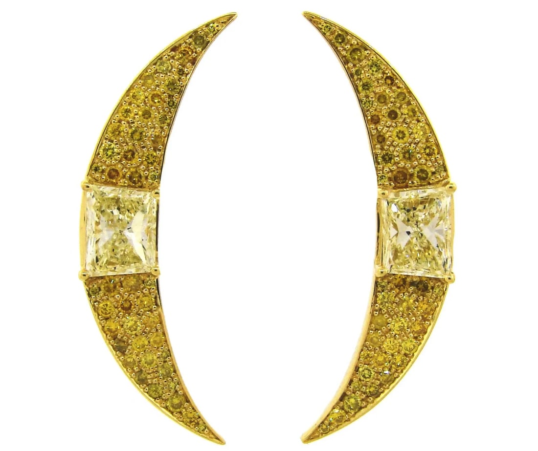 VINTAGE YELLOW DIAMOND GOLD CRESCHENT EARRINGS 1980S: VINTAGE YELLOW DIAMOND GOLD CRESCHENT EARRINGS 1980S Fancy Yellow Diamond Gold Earrings A pair of gorgeous crescent earrings. Made of 17 karat (tested) yellow gold, the earrings feature two trapezoid 