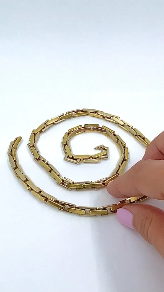 POMELLATO TWO-TONE 18K GOLD CONVERTIBLE NECKLACE: POMELLATO TWO-TONE 18K GOLD CONVERTIBLE NECKLACE DESIGNER: Pomellato CIRCA: Late 20th Century MATERIALS: 18k Gold WEIGHT: 148.3 Grams MEASUREMENTS: 1/4" x 22" HALLMARKS: Pomellato, 750 ITEM DETAILS: P
