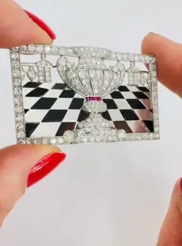 ART DECO PLATINUM DIAMOND BROOCH BLACK ONYX RUBY 1920S VINTAGE JEWELRY: ART DECO PLATINUM DIAMOND BROOCH BLACK ONYX RUBY 1920S VINTAGE JEWELRY VK JUOOO Art Deco Platinum Diamond Black Onyx Ruby Chess Brooch A striking Art Deco platinum and diamond brooch, featuring black 