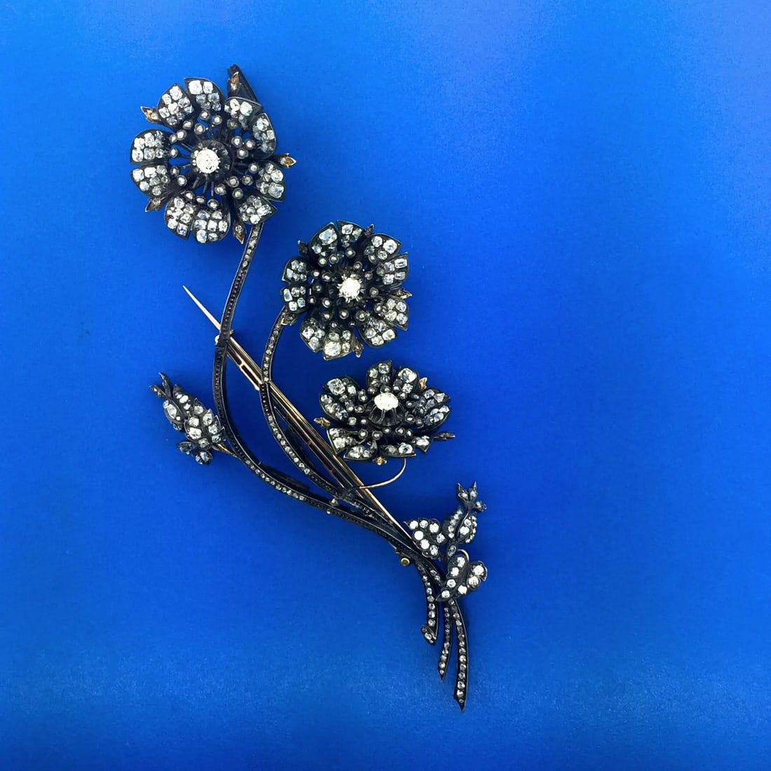 UNIQUE VICTORIAN FRENCH 15 CARATS DIAMOND FLOWER EN TREMBLANT BROOCH GOLD SILVER: UNIQUE VICTORIAN FRENCH 15 CARATS DIAMOND FLOWER EN TREMBLANT BROOCH GOLD SILVER French Old Mine Cut & Rose Cut Diamond Flower En Tremblant Brooch Gold Silver C.1870 Wonderful brooch c. 1870s that is 