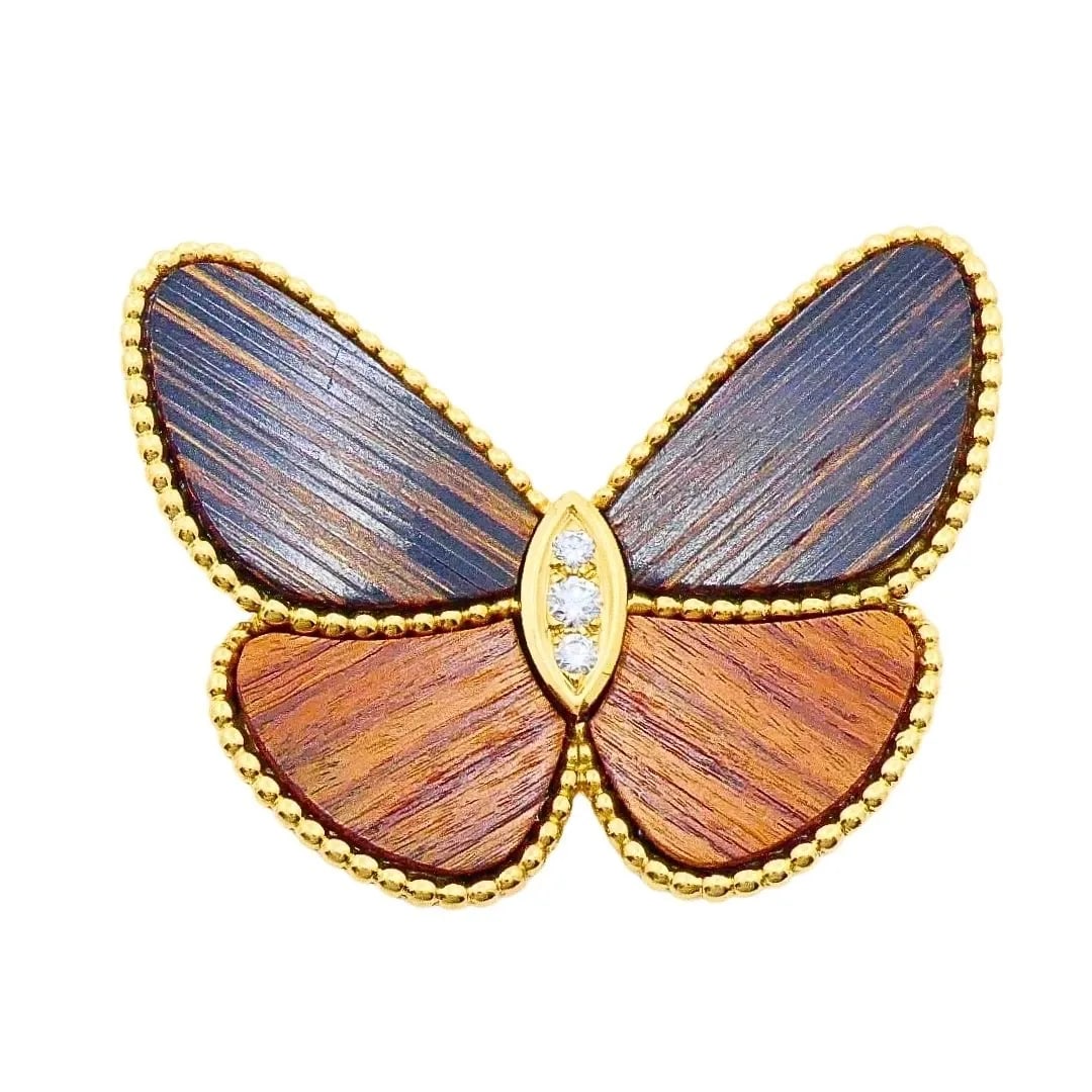 VAN CLEEF & ARPELS 18K GOLD WOOD DIAMOND BUTTERFLY BROOCH CLIP: VAN CLEEF & ARPELS 18K GOLD WOOD DIAMOND BUTTERFLY BROOCH CLIP DESIGNER Van Cleef & Arpels CIRCA 1990s MATERIALS 18k Gold GEMSTONE Diamond WEIGHT 23.9 Grams MEASUREMENTS 2 1/8" x 1 1/2" HALLMARKS VCA,