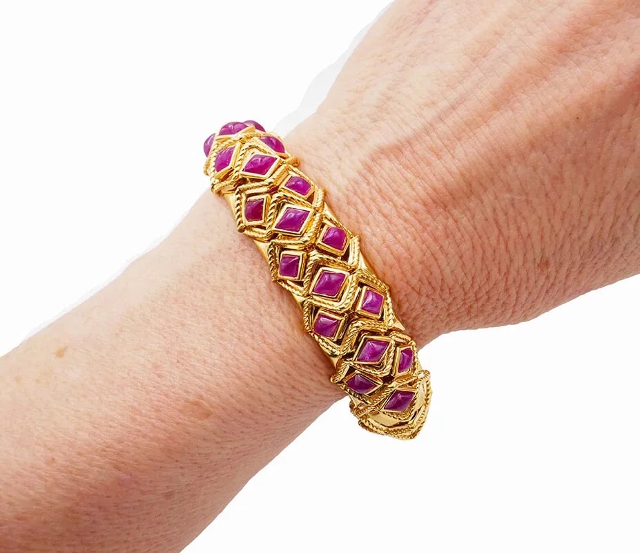 VINTAGE SABBADINI BRACELET 18K GOLD RUBY ESTATE JEWELRY ITALY: SABBADINI Ruby 18 karat Yellow Gold Bracelet 18k gold ruby bracelet by Sabbadini created in Italy in the 1980s. This vintage bracelet is made of 18 karat yellow gold and features nineteen rhombus cabo
