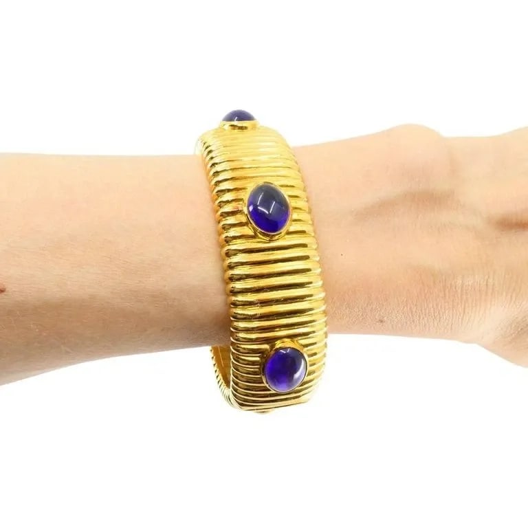AMETHYST BRACELET 18K GOLD BANGLE VINTAGE JEWELRY: AMETHYST BRACELET 18K GOLD BANGLE VINTAGE JEWELRY This vintage Tambetti bracelet is made of 18k yellow gold and set with oval cabochon-cut amethysts. The bracelet features a ridged surface that runs v