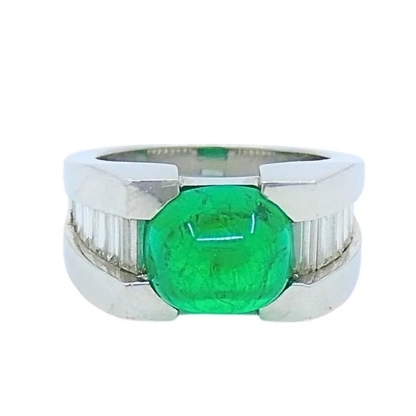 PLATINUM RING EMERALD DIAMOND VINTAGE JEWELRY: PLATINUM RING EMERALD DIAMOND VINTAGE JEWELRY Product details: DESIGNER: Unknown CIRCA: Late 20th Century MATERIALS: Platinum GEMSTONE: 4.2ct Emerald , Diamond WEIGHT: 17.9 Grams MEASUREMENTS: Emerald