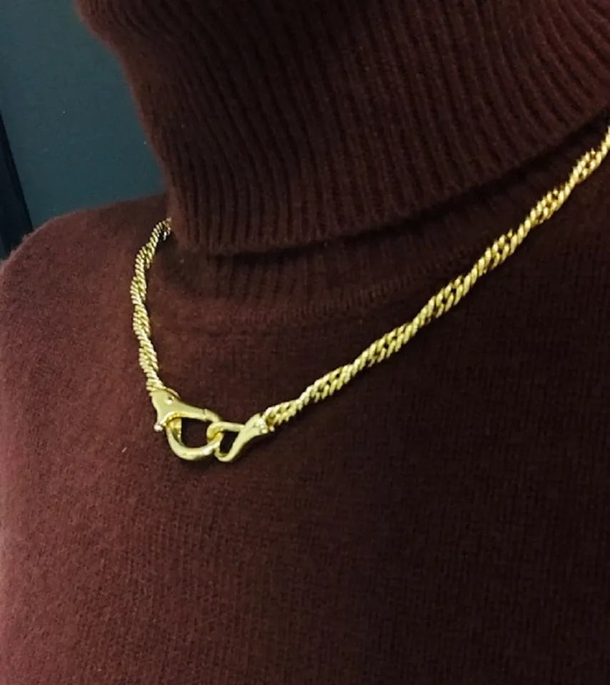 POMELLATO TWISTED ROPE CHAIN NECKLACE 18K GOLD: POMELLATO TWISTED ROPE CHAIN NECKLACE 18K GOLD NS GUOO A Pomellato twisted rope chain necklace made of 18k gold. The necklace is equipped with a high-polished claps that looks substantial and is doubl