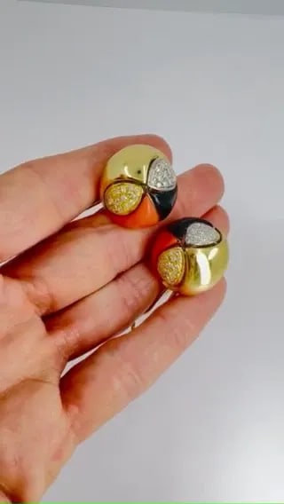 VINTAGE TIFFANY & CO. CORAL ONYX EARRINGS DIAMOND GOLD ESTATE JEWELRY: VINTAGE TIFFANY & CO. CORAL ONYX EARRINGS DIAMOND GOLD ESTATE JEWELRY VK TTOO TIFFANY & Co. 18 karat Gold Coral Black Onyx Earrings A rare pair of vintage Tiffany & Co. earrings made of 18k gold, blac