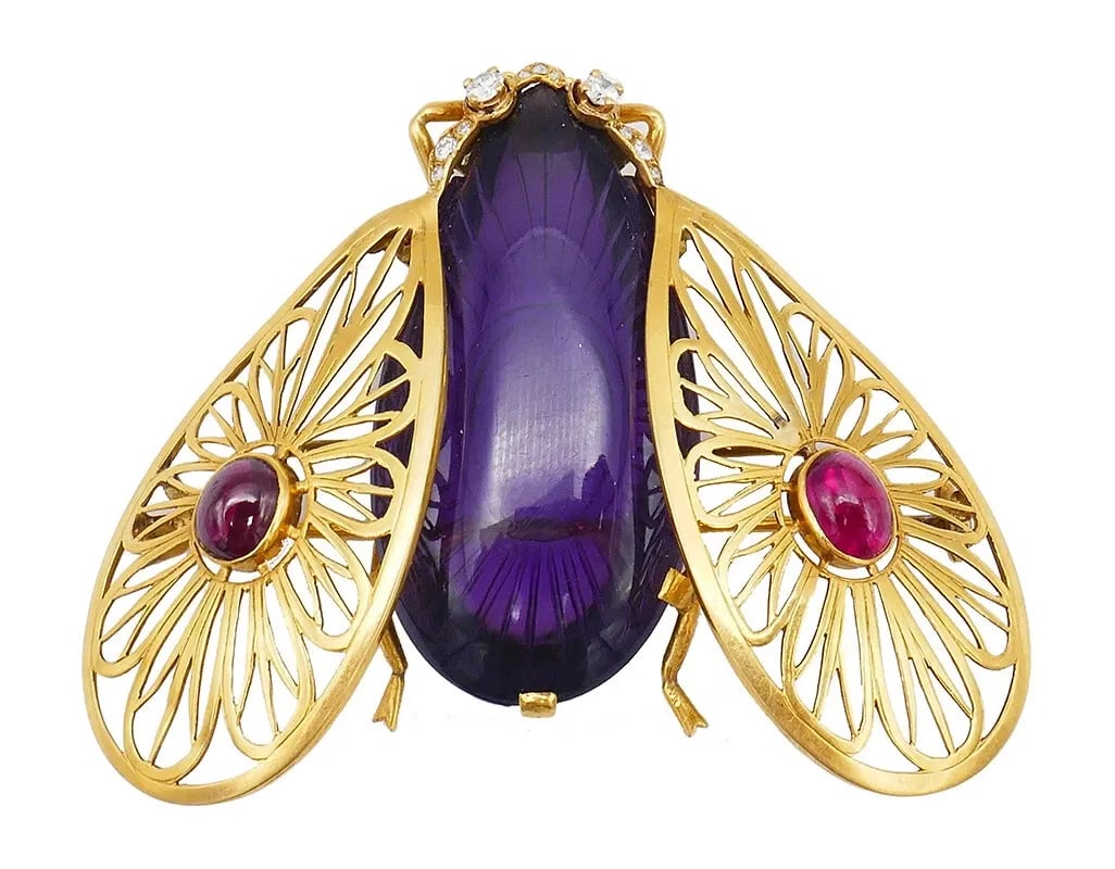 FRENCH ART NOUVEAU BEE PIN BROOCH CLIP 18K GOLD INSECT ESTATE JEWELRY: FRENCH ART NOUVEAU BEE PIN BROOCH CLIP 18K GOLD INSECT ESTATE JEWELRY Art Nouveau Amethyst Ruby Diamond 18 karat Yellow Gold Bee Brooch A French Art Nouveau Bee pin brooch clip made in 18 karat gold a