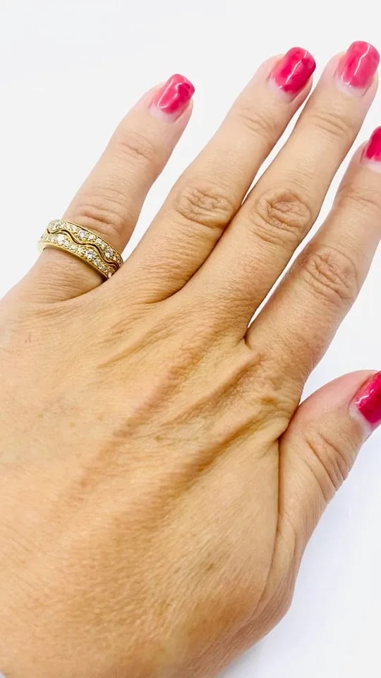 VAN CLEEF & ARPELS WAVE DIAMOND RING: VAN CLEEF & ARPELS WAVE DIAMOND RING Van Cleef & Arpels Wave Diamond Ring A classic diamond ring by Van Cleef & Arpels with a wave design. Diamonds are four-prong set, graduated in size: every three s