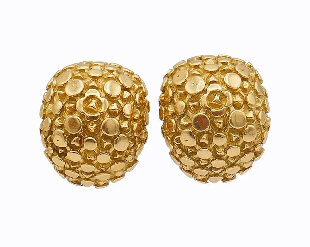 VINTAGE CARTIER EARRINGS 18K GOLD CLIP-ON ESTATE JEWELRY: VINTAGE CARTIER EARRINGS 18K GOLD CLIP-ON ESTATE JEWELRY CARTIER 18 karat Yellow Gold EARRINGS A pair of rare vintage Cartier 18k gold earrings with clip-on closure. The earrings have an amazing intri
