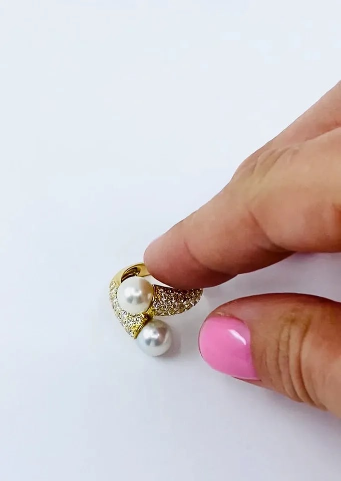 VAN CLEEF & ARPELS TOI ET MOI 18K GOLD PEARL DIAMOND RING: VAN CLEEF & ARPELS TOI ET MOI 18K GOLD PEARL DIAMOND RING DESIGNER: Van Cleef & Arpels CIRCA: Late 20th Century MATERIALS: 18k Yellow Gold GEMSTONE: Pearl, Round Brilliant Cut Diamond WEIGHT: 7.3 Gram