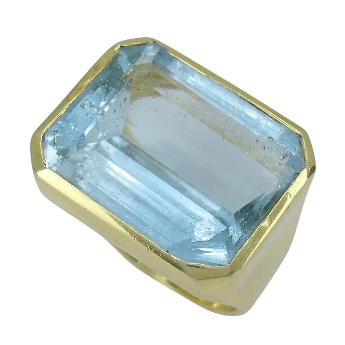 VINTAGE AQUAMARINE 18K YELLOW GOLD COCKTAIL RING, CIRCA 1970S, SIZE 9.25: VINTAGE AQUAMARINE 18K YELLOW GOLD COCKTAIL RING, CIRCA 1970S, SIZE 9.25 KL NIOO This 18k gold aquamarine ring is a striking example of the bold, architectural jewelry produced in the 1970s to early 1