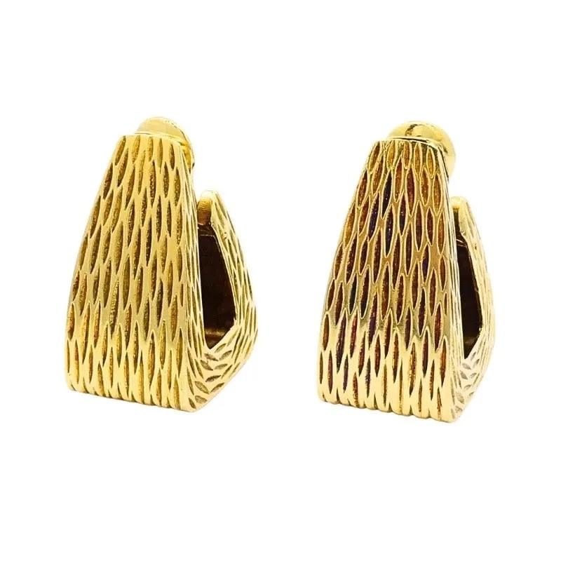 WANDER FRANCE MODERN 18K GOLD GEOMETRIC CLIP-ON EARRINGS: WANDER FRANCE MODERN 18K GOLD GEOMETRIC CLIP-ON EARRINGS Product details: DESIGNER: Wander MATERIALS: 18k Gold WEIGHT: 36.8 Grams MEASUREMENTS: 11/16" x 1 5/16" x 1" HALLMARKS: Wander, France ITEM DET