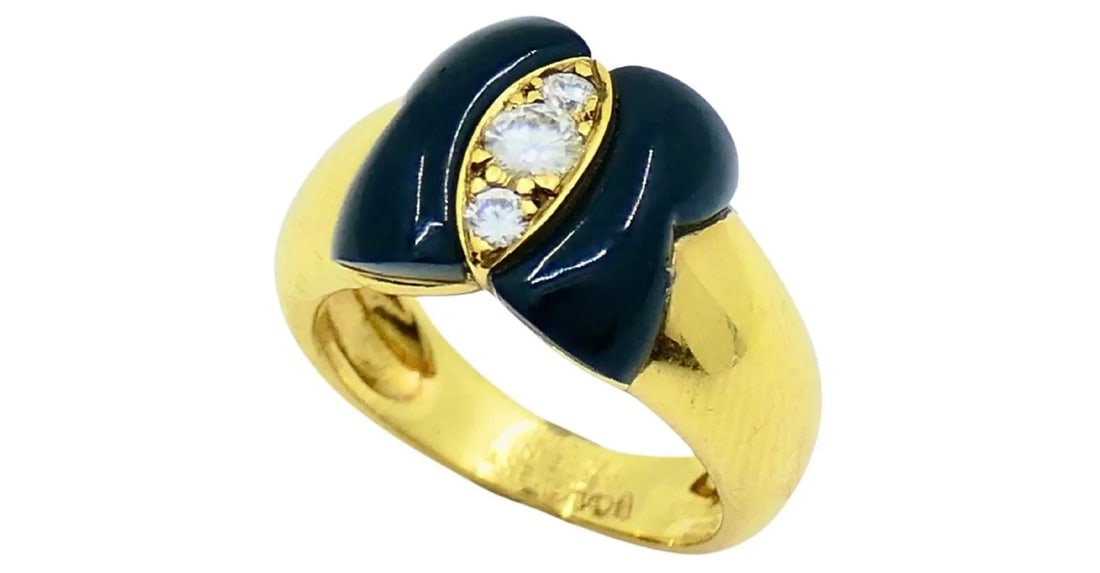 VAN CLEEF & ARPELS ONYX RING DIAMOND PAPILLON RING: VAN CLEEF & ARPELS ONYX RING DIAMOND PAPILLON RING DESIGNER: Van Cleef & Arpels CIRCA: Late 20th Century MATERIALS: 18k Yellow Gold GEMSTONE: Onyx, Round Brilliant Cut Diamond WEIGHT: 7.1 grams RING S