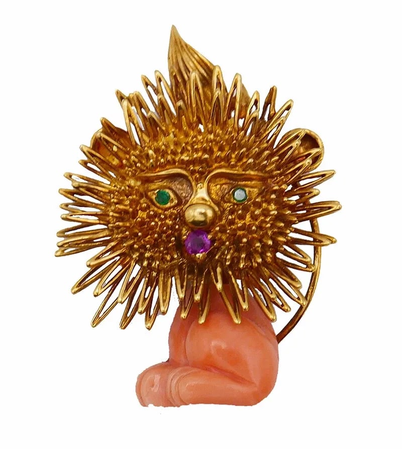 VINTAGE BROOCH PIN CLIP 18K GOLD CORAL GEMS LEO ZODIAC ESTATE JEWELRY: VINTAGE BROOCH PIN CLIP 18K GOLD CORAL GEMS LEO ZODIAC ESTATE JEWELRY Vintage Coral Ruby Emerald 18 karat Yellow Gold Leo Brooch An adorable vintage pin made of 18 karat gold, coral and gemstones. The