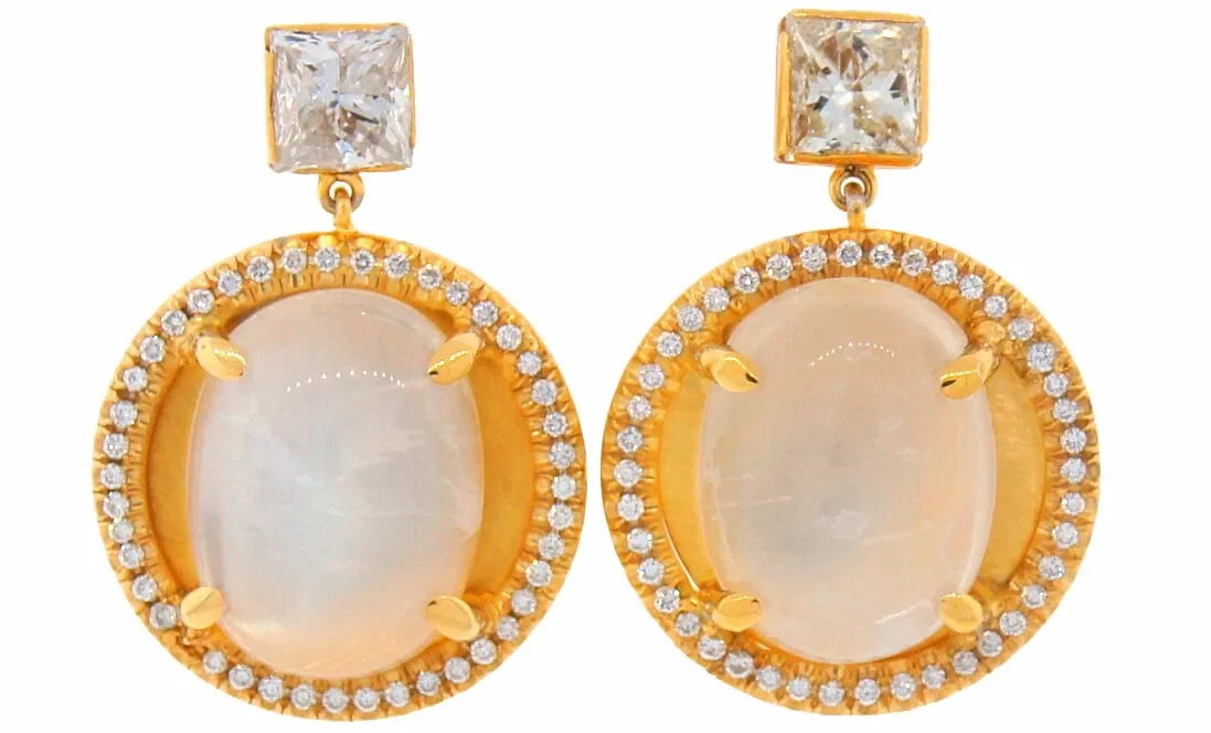 VINTAGE 14K YELLOW GOLD DANGLE DROP EARRINGS MOONSTONE DIAMOND ESTATE JEWELRY: VINTAGE 14K YELLOW GOLD DANGLE DROP EARRINGS MOONSTONE DIAMOND ESTATE JEWELRY Moonstone Diamond 14 karat Yellow Gold Earrings Feminine elegant earrings. Made of 14 karat yellow gold, the earrings feat