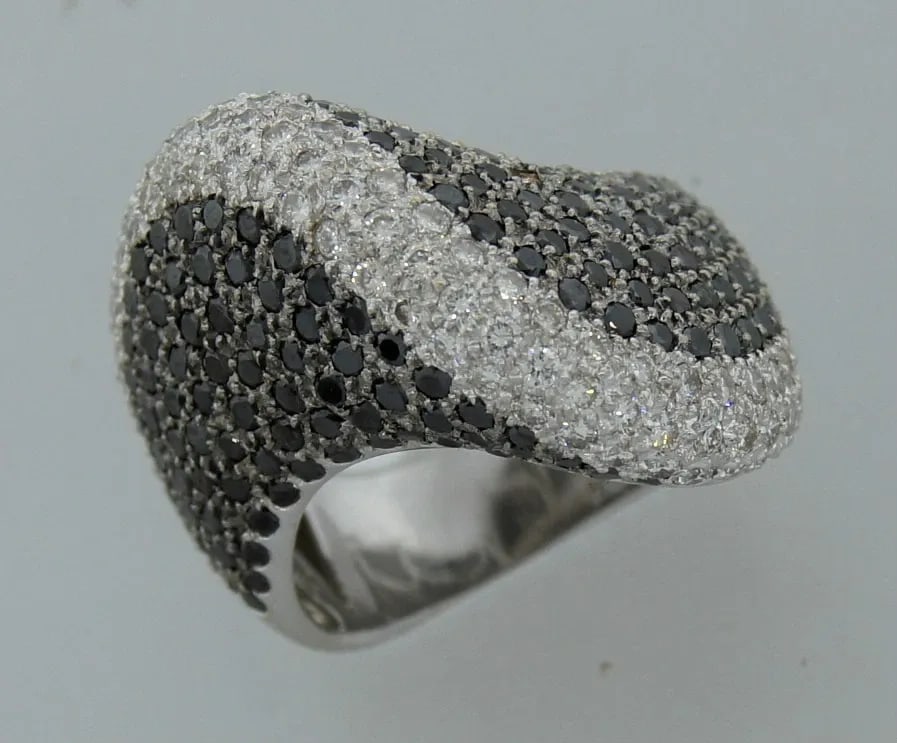 CHIC SIMON & IGAL 4.50 CTS BLACK & WHITE DIAMOND 18K WHITE GOLD RING - AMAZING: CHIC SIMON & IGAL 4.50 CTS BLACK & WHITE DIAMOND 18K WHITE GOLD RING - AMAZING SIMON & IGAL Black & White Diamond & 18k White Gold Ring Stunning and prominent ring. Features black & white diamonds. Fa