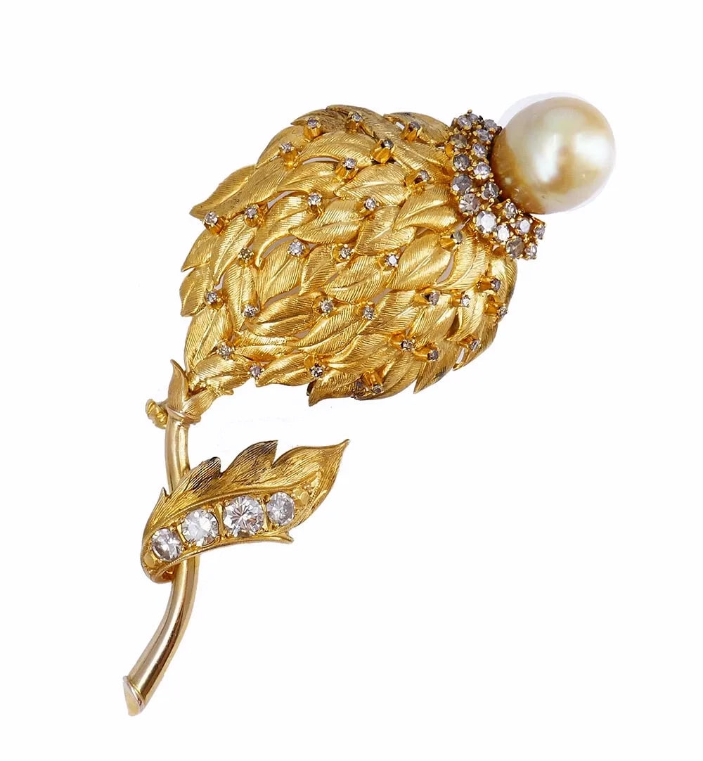 VINTAGE BROOCH 14K GOLD PEARL DIAMOND PIN ESTATE JEWELRY: VINTAGE BROOCH 14K GOLD PEARL DIAMOND PIN ESTATE JEWELRY Vintage 14 karat Gold Diamond Pearl Brooch A spectacular vintage brooch pin made of 14 karat gold, featuring a pearl and diamonds. Being a uniq