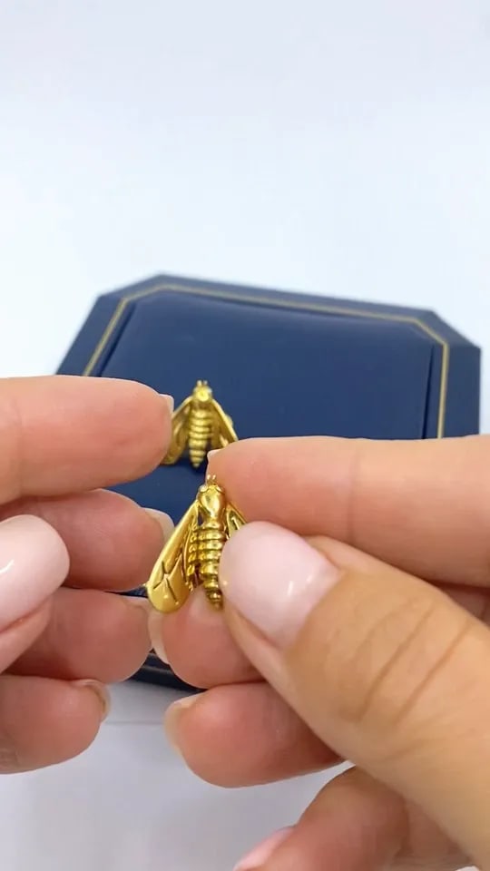 CHAUMET 18K GOLD DIAMOND BEE EARRINGS: CHAUMET 18K GOLD DIAMOND BEE EARRINGS DESIGNER: Chaumet CIRCA: 1980’s MATERIALS: 18k Gold GEMSTONE: Diamond WEIGHT: 6.6 Grams MEASUREMENTS: 3/4" x 11/16" HALLMARKS: Chaumet, 750 ITEM DETAILS: Chaume