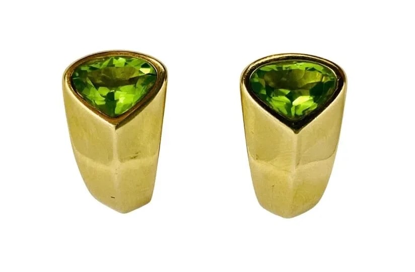 MARINA B VINTAGE EARRINGS 18K GOLD GREEN PERIDOT: MARINA B VINTAGE EARRINGS 18K GOLD GREEN PERIDOT Marina B CIRCA: 1980’s MATERIALS: 18k Yellow Gold GEMSTONE: Green Peridot WEIGHT: 21.0 grams MEASUREMENTS: 7/8" x 1/2" HALLMARKS: Marina B, 750, C378