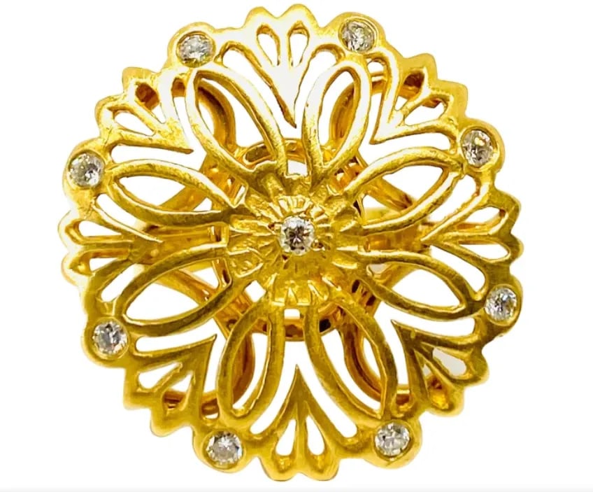 SUZANNE WILSON 18K YELLOW GOLD AND DIAMOND FLORENTINE FINISH COCTAIL RING: SUZANNE WILSON 18K YELLOW GOLD AND DIAMOND FLORENTINE FINISH COCTAIL RING 750 18K yellow gold Round brilliant cut diamond 0.45ct Ring size is 7.25 Total weight is 11.9 grams Unsigned, but confirmed wi