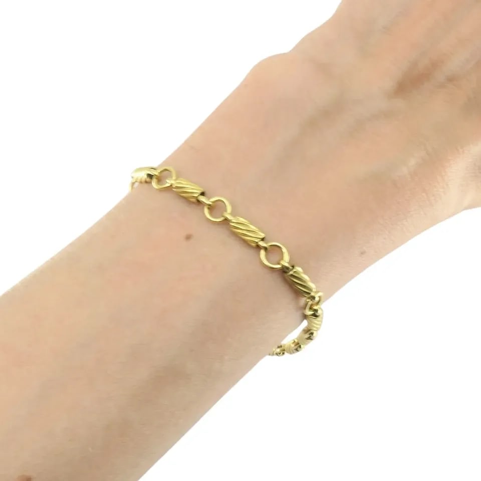 VINTAGE CARTIER 18K GOLD LINK BRACELET: VINTAGE CARTIER 18K GOLD LINK BRACELET NS UOOO Vintage Cartier 18k Gold Link Bracelet This vintage Cartier bracelet is crafted in 18k gold and features a refined link pattern composed of alternating e