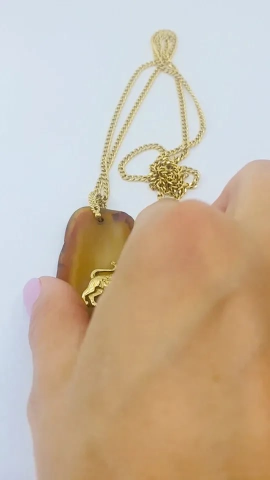 ONYX GOLD PENDANT LEO ZODIAC JEWELRY: ONYX GOLD PENDANT LEO ZODIAC JEWELRY Product details: DESIGNER: Unknown CIRCA: Late 20th Century MATERIALS: 14K Yellow Gold Chain, 14K Pendant GEMSTONE: Onyx WEIGHT:Chain - 16 grams; Pendant - 28 gram