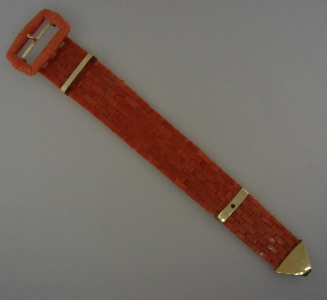 RARE 10K YELLOW GOLD & CORAL BUCKLE BRACELET VINTAGE: RARE 18K YELLOW GOLD & CORAL BUCKLE BRACELET VINTAGE 18k Yellow Gold & Coral Buckle Bracelet Vintage This is a must for a collector. The weight is 61.6 grams. The length is 9 inches laid flat. The hei