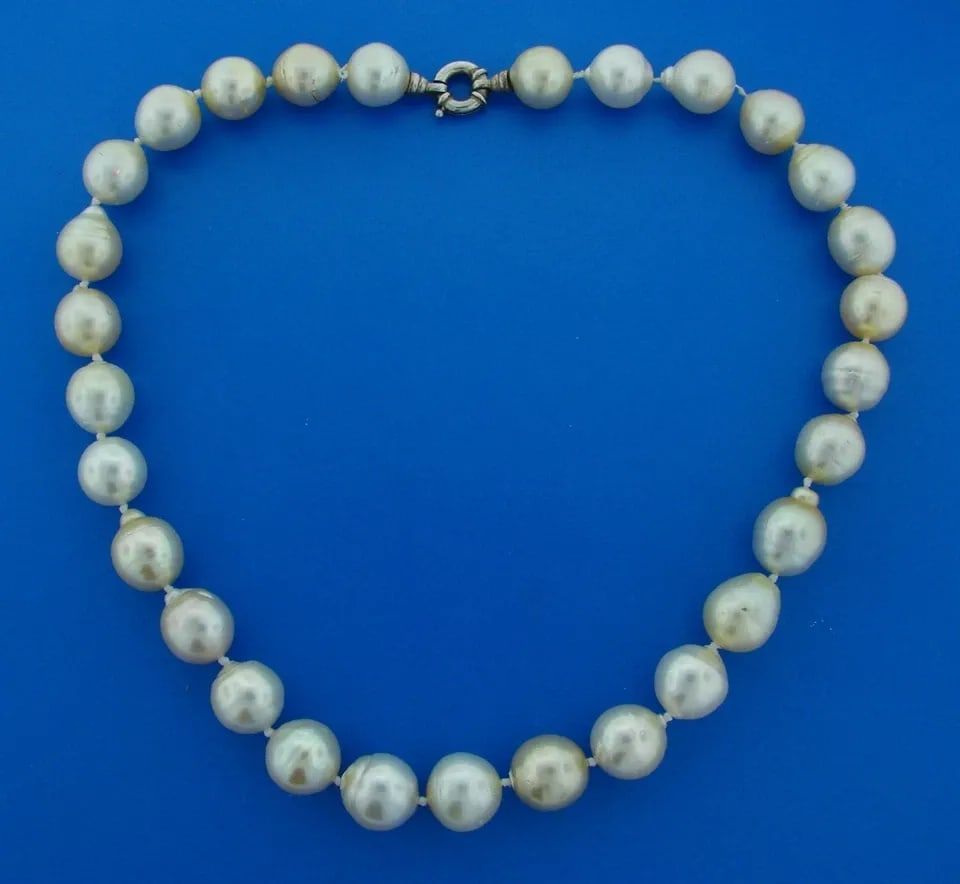SOUTH SEA PEARL STRAND NECKLACE 13-15 MM 19.5 INCHES: SOUTH SEA PEARL STRAND NECKLACE 13-15 MM 19.5 INCHES South Sea Pearl Necklace Materials: 29 South Sea pearls Color – white, cream, light golden White metal clasp Measurements: Length: 19.5” Si