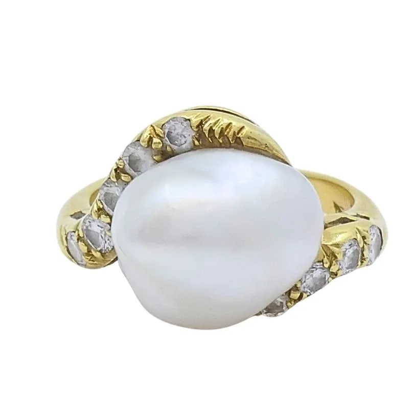 VINTAGE 18K YELLOW GOLD BAROQUE PEARL DIAMOND RING: VINTAGE 18K YELLOW GOLD BAROQUE PEARL DIAMOND RING CIRCA 1970s MATERIALS 18k Gold GEMSTONE Pearl , Diamond WEIGHT 7.6 Grams RING SIZE 6.75 HALLMARKS 18K ITEM DETAILS Vintage 18k Yellow Gold Baroque Pe