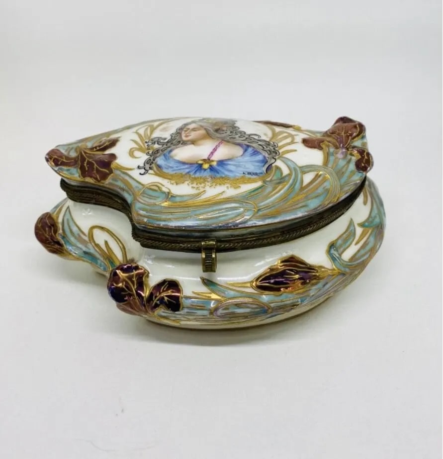 1844S VICTORIAN SEVRES PORCELAIN AND BRONZE FRENCH DECORATIVE JEWELRY BOX: 1844S VICTORIAN SEVRES PORCELAIN AND BRONZE FRENCH DECORATIVE JEWELRY BOX 1844S VICTORIAN SEVRES PORCELAIN AND BRONZE FRENCH DECORATIVE JEWELRY BOX Circa 1844 Porcelain w/ bronze detail Hand painted i
