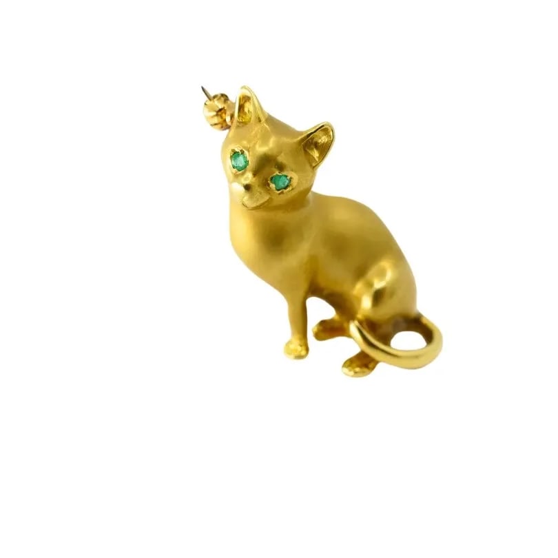18K GOLD BROOCH VINTAGE CAT PIN GEMSTONES: 18K GOLD BROOCH VINTAGE CAT PIN GEMSTONES NS ETO 18k Gold Brooch Vintage Cat Pin Gemstones This cat brooch has a charming, lifelike quality. The matte gold finish gives the cat a soft appearance, as i