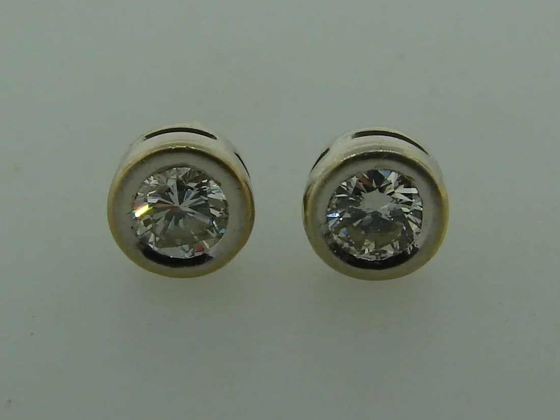 CHIC ROUND DIAMOND WHITE GOLD STUD EARRINGS STUDS PERFECT GIFT: CHIC ROUND DIAMOND WHITE GOLD STUD EARRINGS STUDS PERFECT GIFT Diamond & White Gold Stud Earrings Wonderful MUST HAVE stud earrings that are a great addition to your collection. Weight is 2.4 grams. M