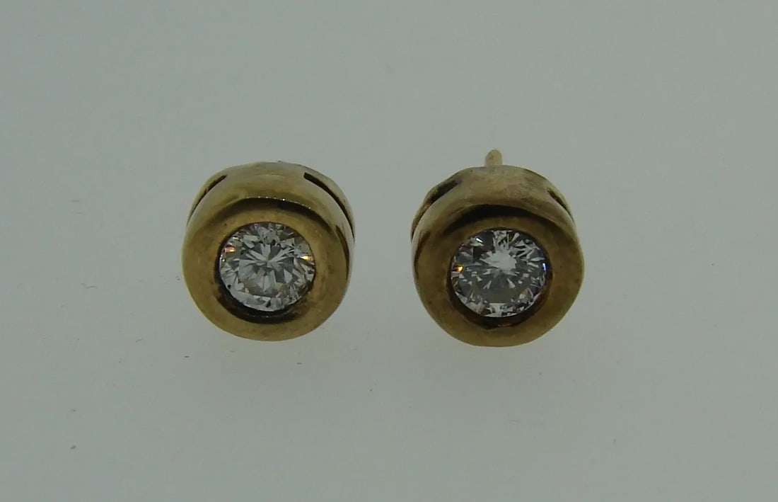 CHIC ROUND DIAMOND YELLOW GOLD STUD EARRINGS STUDS PERFECT GIFT: CHIC ROUND DIAMOND YELLOW GOLD STUD EARRINGS STUDS PERFECT GIFT Diamond & Yellow Gold Stud Earrings Wonderful MUST HAVE stud earrings that are a great addition to your collection. Weight is 1.7 grams.