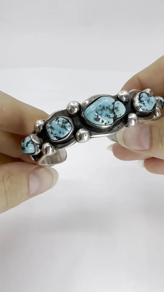 VINTAGE NAVAJO NATIVE INDIAN STERLING SILVER TURQUOISE CUFF BRACELET: VINTAGE NAVAJO NATIVE INDIAN STERLING SILVER TURQUOISE CUFF BRACELET KL NOO This vintage sterling silver turquoise cuff bracelet features a classic Southwestern Navajo design centered around a row of 