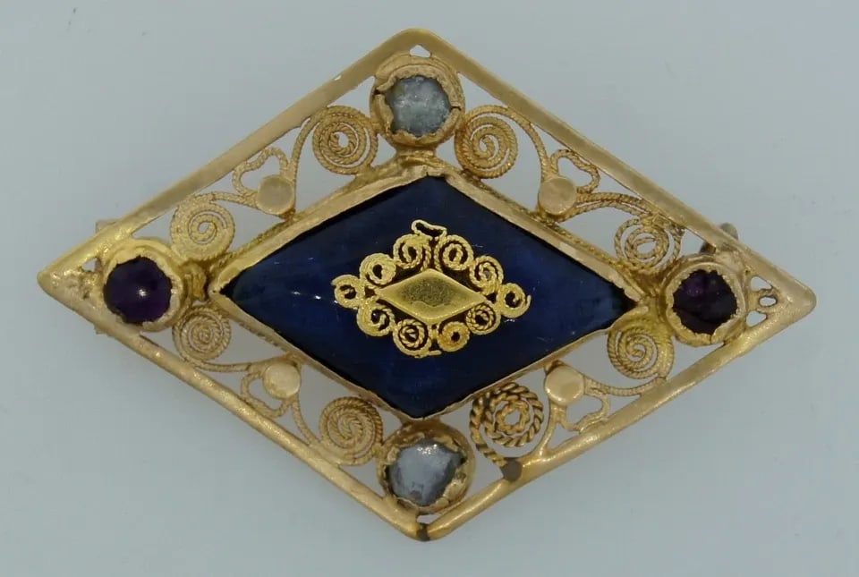 ANTIQUE COLORED GLASS YELLOW GOLD PIN PENDANT BROOCH CLIP 15TH-16TH CENTURY: ANTIQUE COLORED GLASS YELLOW GOLD PIN PENDANT BROOCH CLIP 15TH-16TH CENTURY Antique (15th – 16th century) Colored Art Glass & 18k Yellow Gold Pin/Pendant Unusual and rare antique pin/pendant. Very o