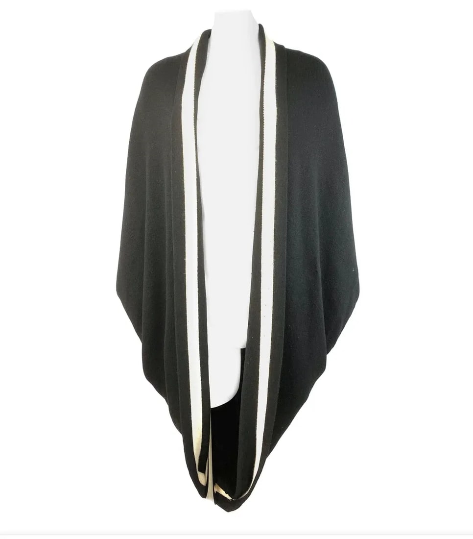 ALEXANDER MCQUEEN BLACK AND WHITE KNIT WOOL CARDIGAN PONCHO SWEATER SIZE M: ALEXANDER MCQUEEN BLACK AND WHITE KNIT WOOL CARDIGAN PONCHO SWEATER SIZE M ALEXANDER MCQUEEN BLACK AND WHITE KNIT WOOL CARDIGAN PONCHO SWEATER SIZE M Sleeveless One pocket on each side Maxi length Loo