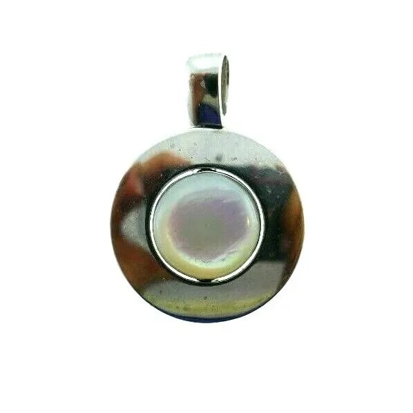 MAUBOUSSIN PARIS 18K WHITE GOLD & MOTHER OF PEARL MECHANICAL PENDANT CHARM: MAUBOUSSIN PARIS 18K WHITE GOLD & MOTHER OF PEARL MECHANICAL PENDANT CHARM Mauboussin 18k White Gold & Mother of Pearl Pendant Charm Modern This is a must for a collector. The weight is 5.9 grams. The