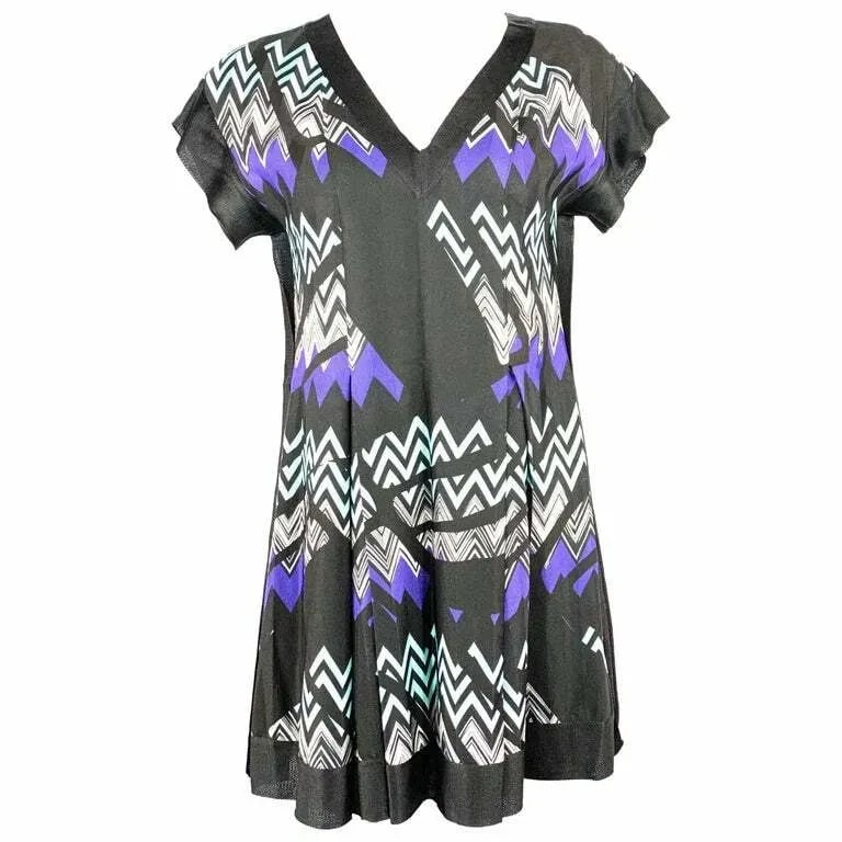 MISSONI BLACK AND BLUE ZIG ZAG V- NECK SHORT SLEEVES MINI DRESS: MISSONI BLACK AND BLUE ZIG ZAG V- NECK SHORT SLEEVES MINI DRESS MISSONI BLACK AND BLUE ZIG ZAG V- NECK SHORT SLEEVES MINI DRESS MISSONI Black and Blue Zig Zag Short Sleeves Mini Dress Product detail: 