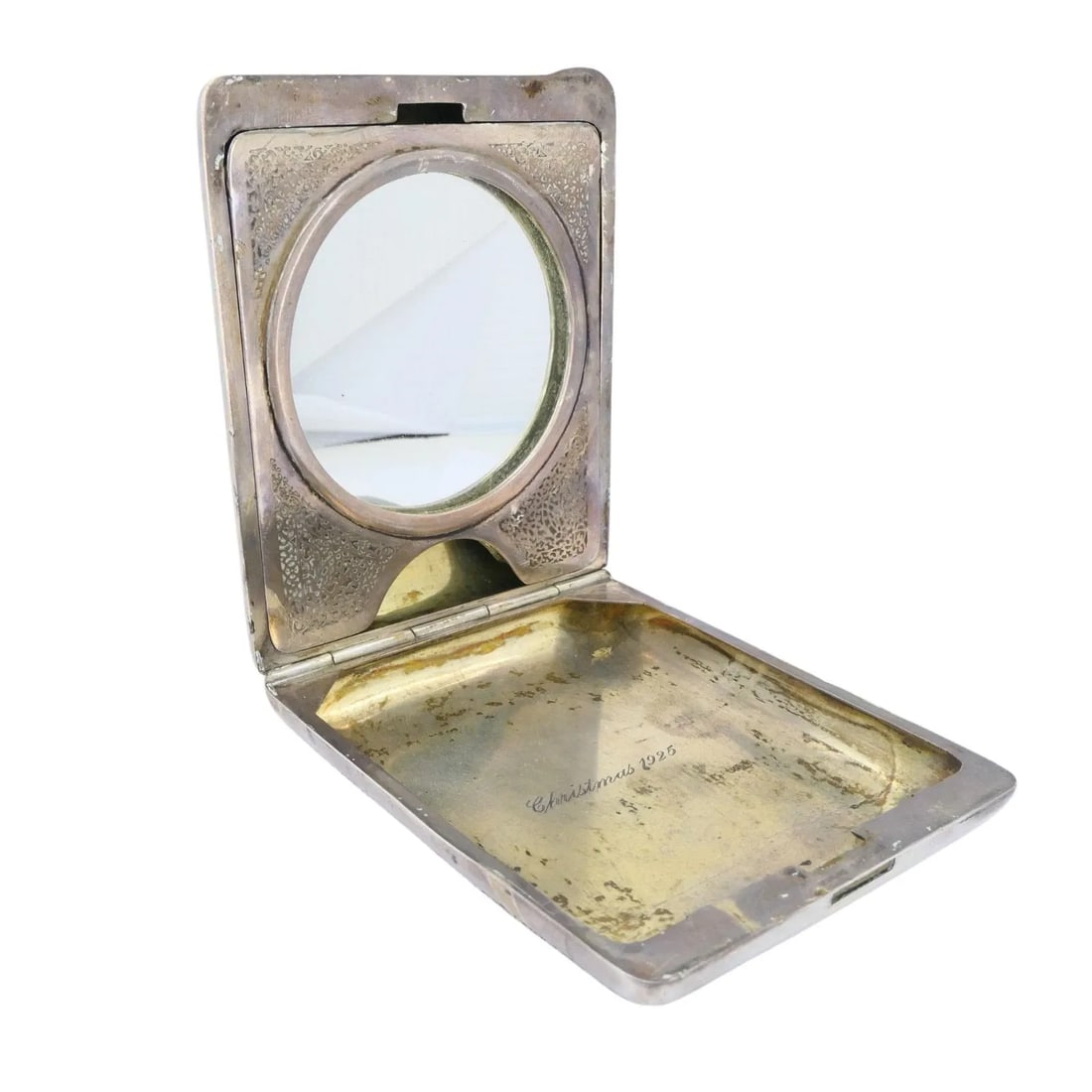 VINTAGE 1925 TIFFANY & CO. STERLING SILVER MIRROR COMPACT: VINTAGE 1925 TIFFANY & CO. STERLING SILVER MIRROR COMPACT KL NOO Vintage 1925 Tiffany & Co. Sterling Silver Mirror Compact It is missing the closing clip, selling as is. Length 3.25” Width 2.5&r