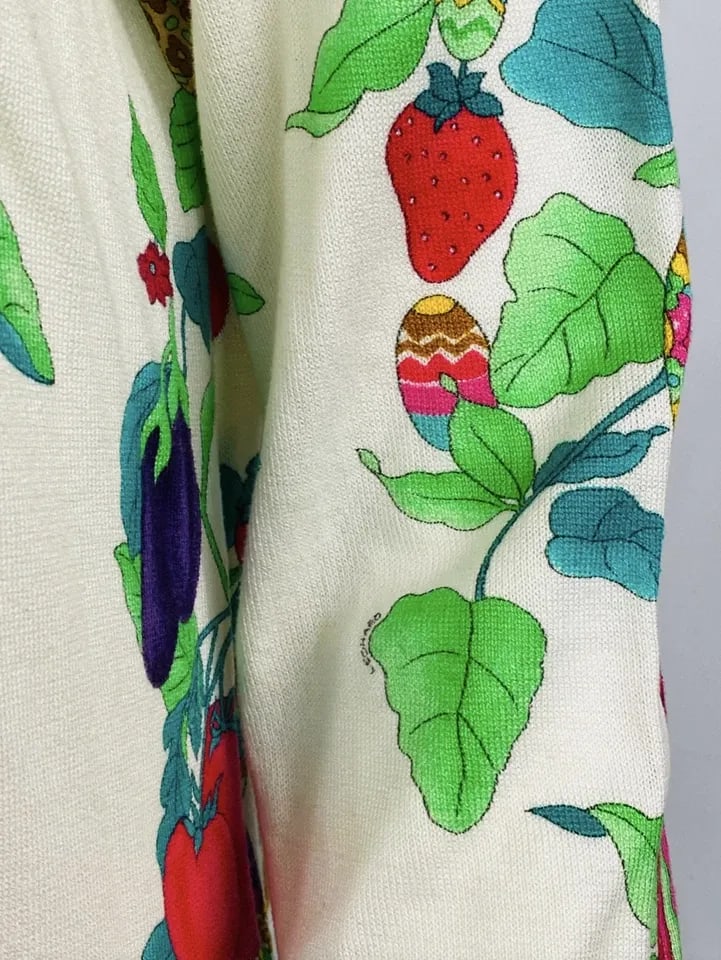 VINTAGE LEONARD WHITE AND MULTICOLOR LONG SLEEVE TOP SIZE 42: VINTAGE LEONARD WHITE AND MULTICOLOR LONG SLEEVE TOP SIZE 42 VINTAGE LEONARD WHITE AND MULTICOLOR LONG SLEEVE TOP SIZE 42 Size 42 100% Cotton Featuring flowers, fruits and vegetables pattern w/ LEONAR