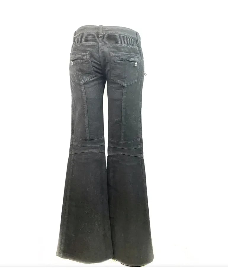 BALMAIN BLACK SUEDE FLARE JEANS PANT SIZE 40: BALMAIN BLACK SUEDE FLARE JEANS PANT SIZE 40 BALMAIN BLACK SUEDE FLARE JEANS PANT SIZE 40 Size 40 100% cotton Featuring two pockets with the silver tone zip closure on the front and back Flare leg sty
