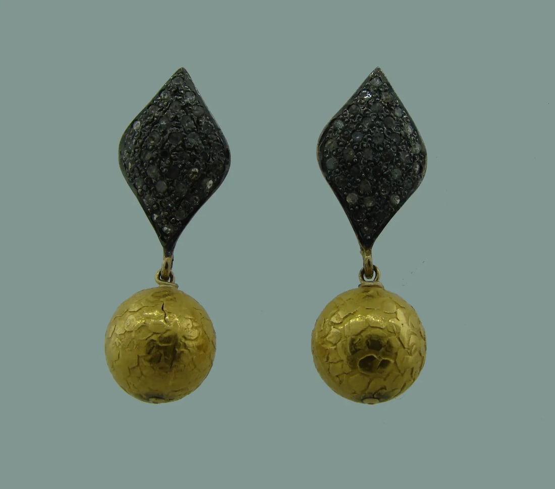 SWEET ROSE CUT DIAMOND SILVER YELLOW GOLD PLATED EARRINGS: SWEET ROSE CUT DIAMOND SILVER YELLOW GOLD PLATED EARRINGS Rose Cut Diamond, Silver & Yellow Gold Plated Earrings Wonderful earrings that are a great addition to your collection. Weight is 4.8 grams. M