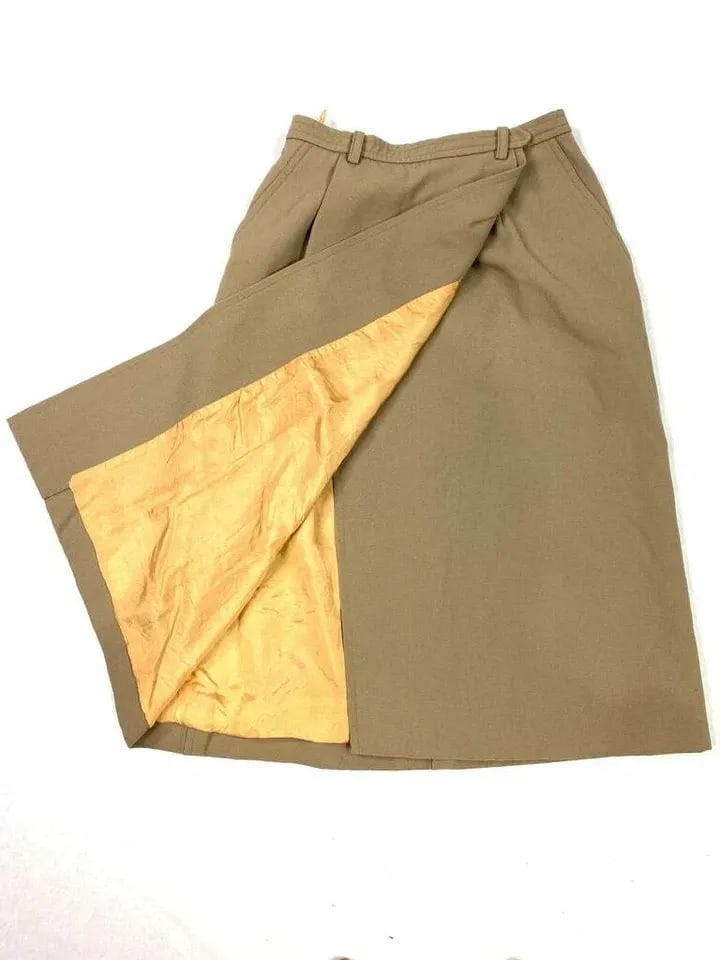 YVES SAINT LAURENT RIVE GAUCHE PARIS BROWN SKIRT, SIZE 36: YVES SAINT LAURENT RIVE GAUCHE PARIS BROWN SKIRT, SIZE 36 YVES SAINT LAURENT RIVE GAUCHE PARIS BROWN SKIRT, SIZE 36 The skirt is made out of 100% wool, it features wrap around design and pockets on ea