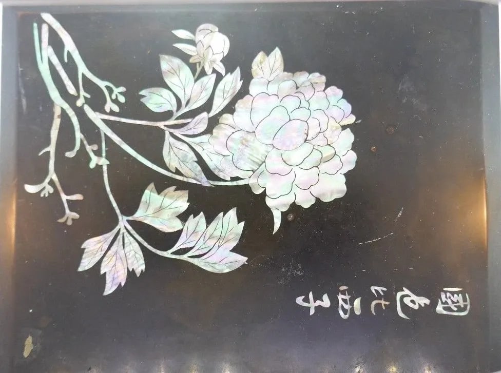 GORGEOUS ASIAN INSPIRED BLACK SANDALWOOD & MOTHER OF PEARL BOX: GORGEOUS ASIAN INSPIRED BLACK SANDALWOOD & MOTHER OF PEARL BOX GORGEOUS ASIAN INSPIRED BLACK SANDALWOOD & MOTHER OF PEARL BOX Black Sandalwood & Mother of Pearl Asian Inspired Box Vintage · This is a