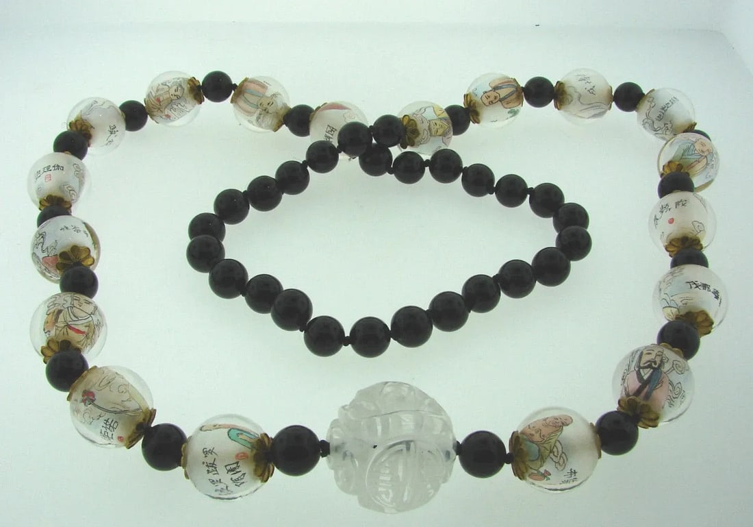CHINESE BEAD NECKLACE PAINTINGS INSIDE BLACK WHITE NECKLACE: CHINESE BEAD NECKLACE PAINTINGS INSIDE BLACK WHITE NECKLACE CHINESE THEME PAINTINGS INSIDE OF BEADS BLACK/WHITE/CLEAR COLOR LENGTH 34'' BEAD SIZE FROM 9.55 MM TO 27 MM WEIGHT 199.0 G CONDITION: Excell