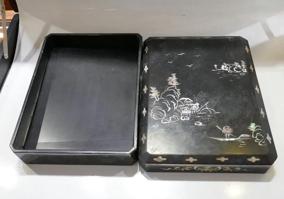 ASIAN INSPIRED ANTIQUE WOOD & MOTHER OF PEARL INLAY BOX: ASIAN INSPIRED ANTIQUE WOOD & MOTHER OF PEARL INLAY BOX ASIAN INSPIRED ANTIQUE WOOD & MOTHER OF PEARL INLAY BOX Wood & Mother of Pearl Inlay Asian Inspired Box Antique · This is a must for a collecto