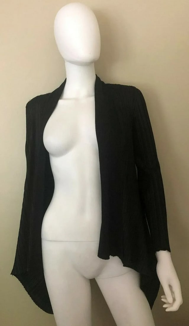 MASAKI MATSUKA BLACK PLEATED LIGHTWEIGHT JACKET BLAZER O/Z: MASAKI MATSUKA BLACK PLEATED LIGHTWEIGHT JACKET BLAZER O/Z MASAKI MATSUKA BLACK PLEATED LIGHTWEIGHT JACKET BLAZER O/Z Masaki Matsuka Black Pleated Lightweight Jacket Blazer O/Z Measurements: Length fr