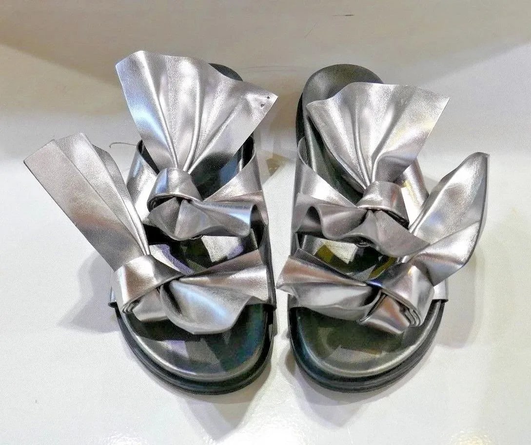 CEDRIC CHARLIER METALLIC GREY LEATHER BOW SANDAL SHOES SIZE 37: CEDRIC CHARLIER METALLIC GREY LEATHER BOW SANDAL SHOES SIZE 37 CEDRIC CHARLIER METALLIC GREY LEATHER BOW SANDAL SHOES SIZE 37 Cedric Charlier Metallic Grey Leather Bow Sandals Size 37 · This is a mus