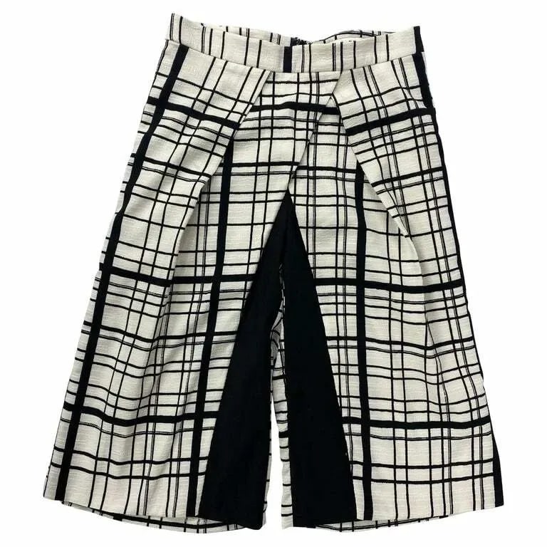 DO+BE BLACK AND WHITE PLAID CAPRI PANTS, SIZE M (1 of 2)